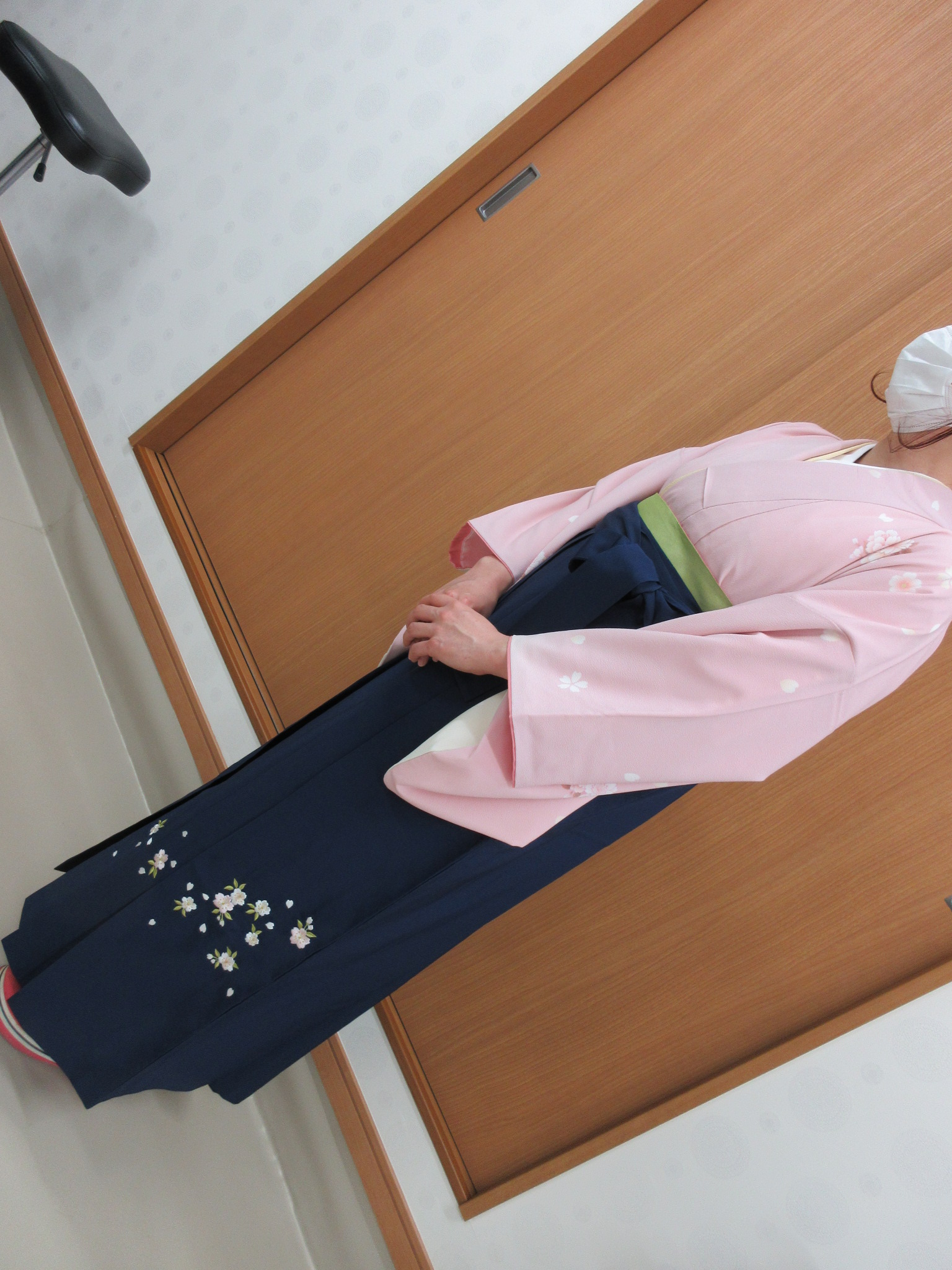卒業袴のお着付け承っております。